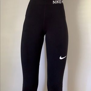 💫SOLD💫Nike Pro Capri leggings